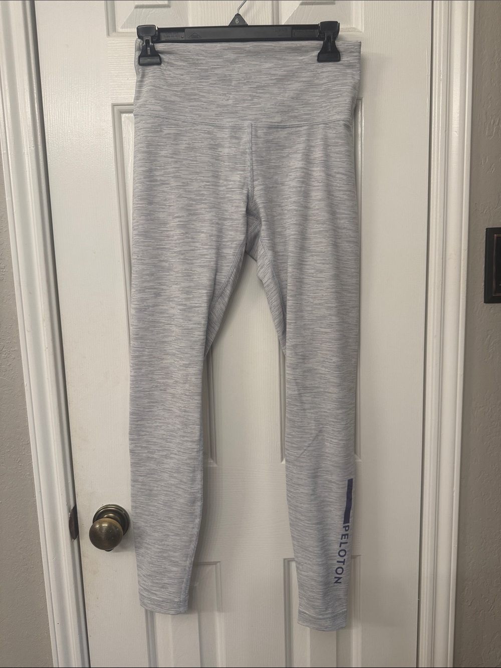 Peloton Lululemon Women’s Light Heather Gray Leggings with Navy Logo
